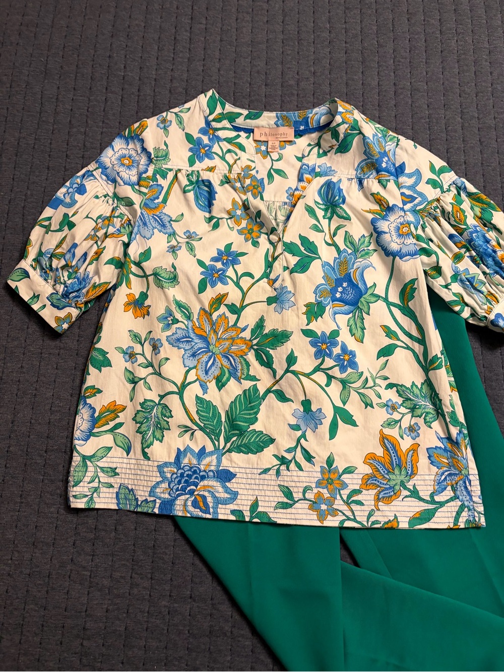 philosophy Floral Split-Neck Short Sleeve Top in white and Blue